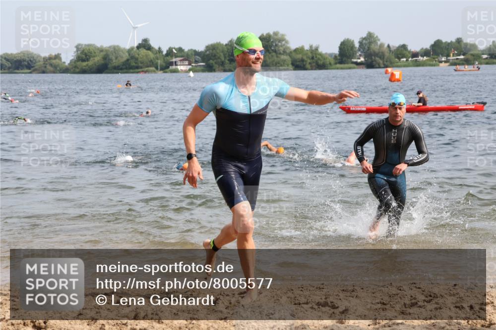 15.06.2025 - 27. Vierlanden-Triathlon Lena Gebhardt http://msf.ph/oto/8005577 15.06.2025 10:03:39 Schwimmen 377, 425, 432, 436, 439 meine-sportfotos.de