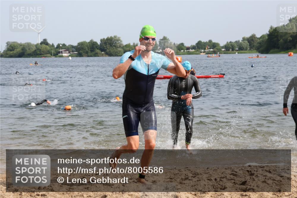 15.06.2025 - 27. Vierlanden-Triathlon Lena Gebhardt http://msf.ph/oto/8005586 15.06.2025 10:03:39 Schwimmen 377, 425, 432, 436, 439 meine-sportfotos.de