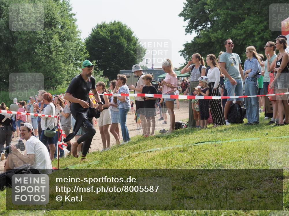 15.06.2025 - 27. Vierlanden-Triathlon KatJ http://msf.ph/oto/8005587 15.06.2025 10:04:36 Schwimmen 404 meine-sportfotos.de