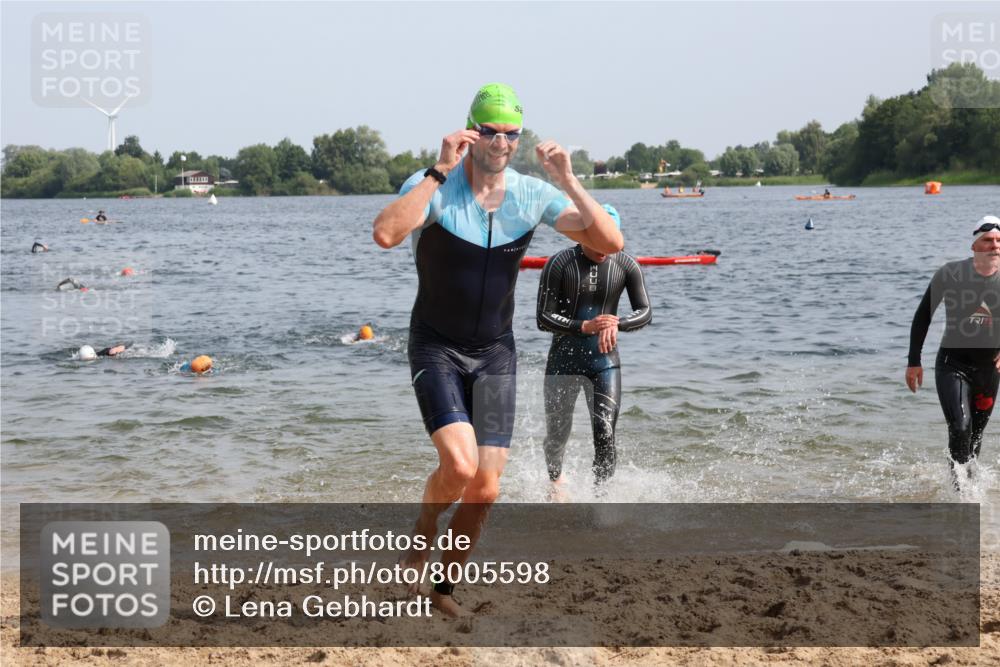 15.06.2025 - 27. Vierlanden-Triathlon Lena Gebhardt http://msf.ph/oto/8005598 15.06.2025 10:03:39 Schwimmen 377, 425, 432, 436, 439 meine-sportfotos.de