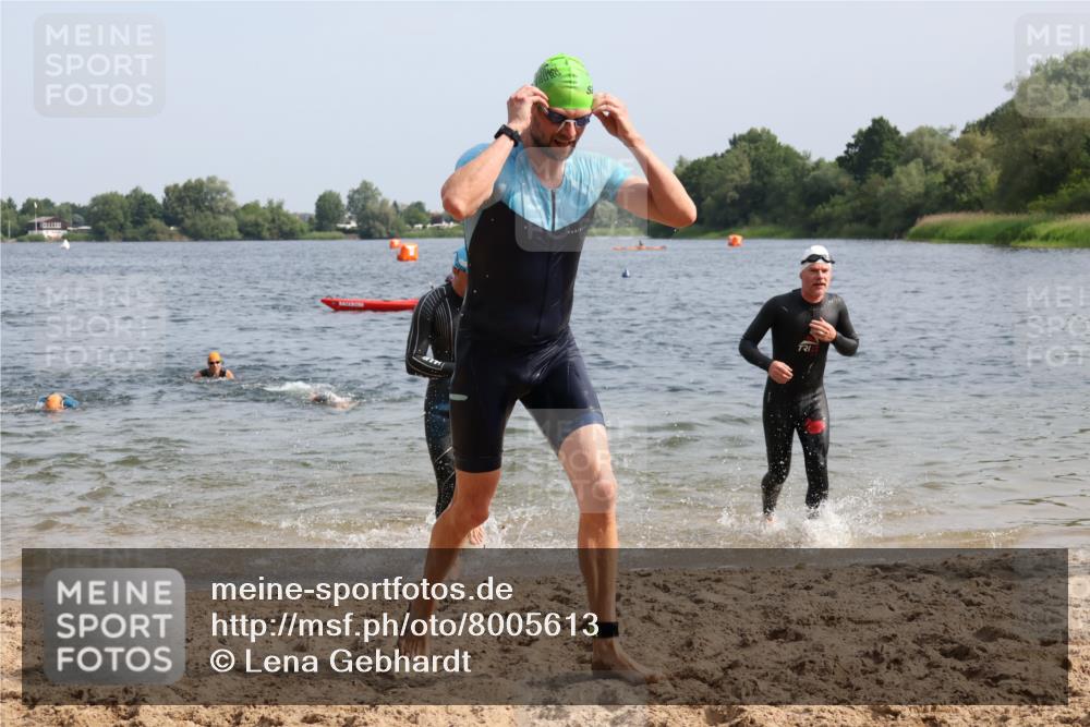 15.06.2025 - 27. Vierlanden-Triathlon Lena Gebhardt http://msf.ph/oto/8005613 15.06.2025 10:03:40 Schwimmen 377, 425, 432, 436, 439 meine-sportfotos.de