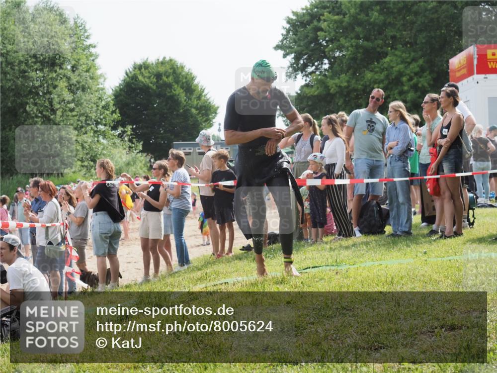 15.06.2025 - 27. Vierlanden-Triathlon KatJ http://msf.ph/oto/8005624 15.06.2025 10:04:37 Schwimmen 404, 452 meine-sportfotos.de