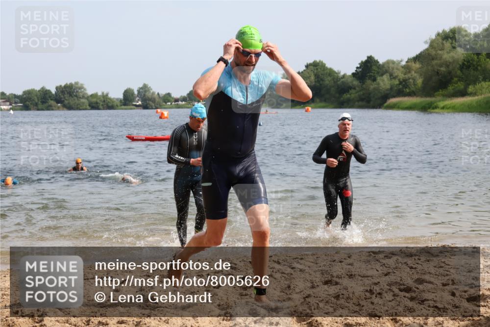 15.06.2025 - 27. Vierlanden-Triathlon Lena Gebhardt http://msf.ph/oto/8005626 15.06.2025 10:03:40 Schwimmen 377, 425, 432, 436, 439 meine-sportfotos.de