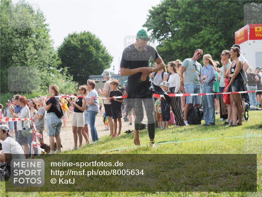 15.06.2025 - 27. Vierlanden-Triathlon KatJ http://msf.ph/oto/8005634 15.06.2025 10:04:37 Schwimmen 404, 452 meine-sportfotos.de