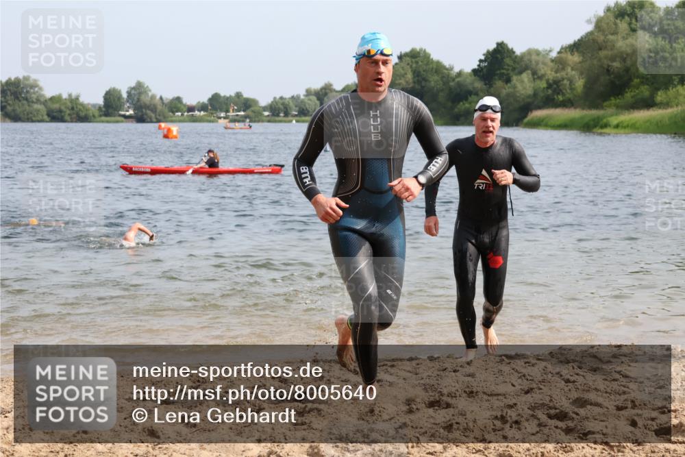 15.06.2025 - 27. Vierlanden-Triathlon Lena Gebhardt http://msf.ph/oto/8005640 15.06.2025 10:03:41 Schwimmen 377, 425, 432, 436, 439, 1398 meine-sportfotos.de