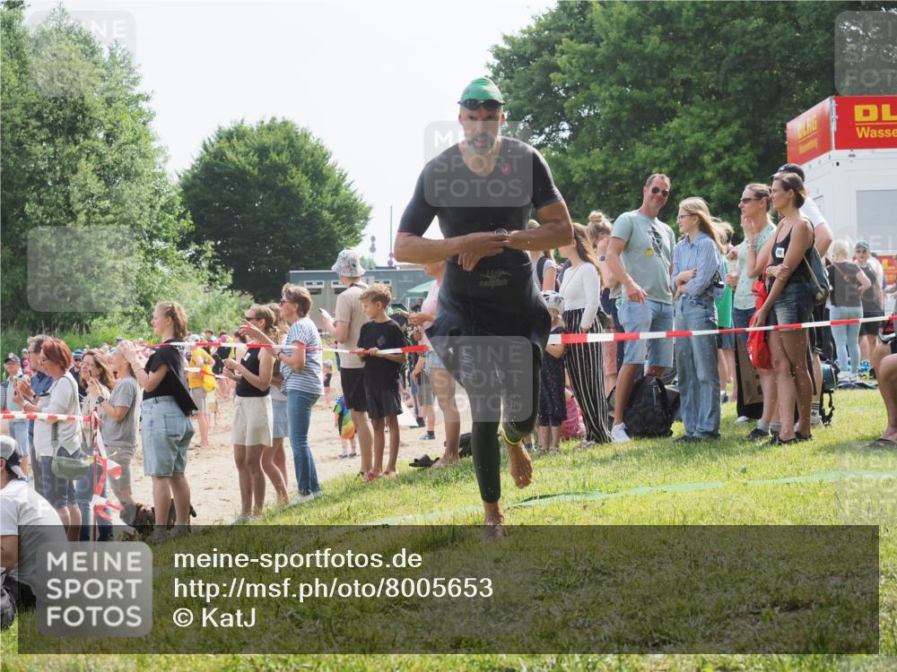 15.06.2025 - 27. Vierlanden-Triathlon KatJ http://msf.ph/oto/8005653 15.06.2025 10:04:37 Schwimmen 404, 452 meine-sportfotos.de