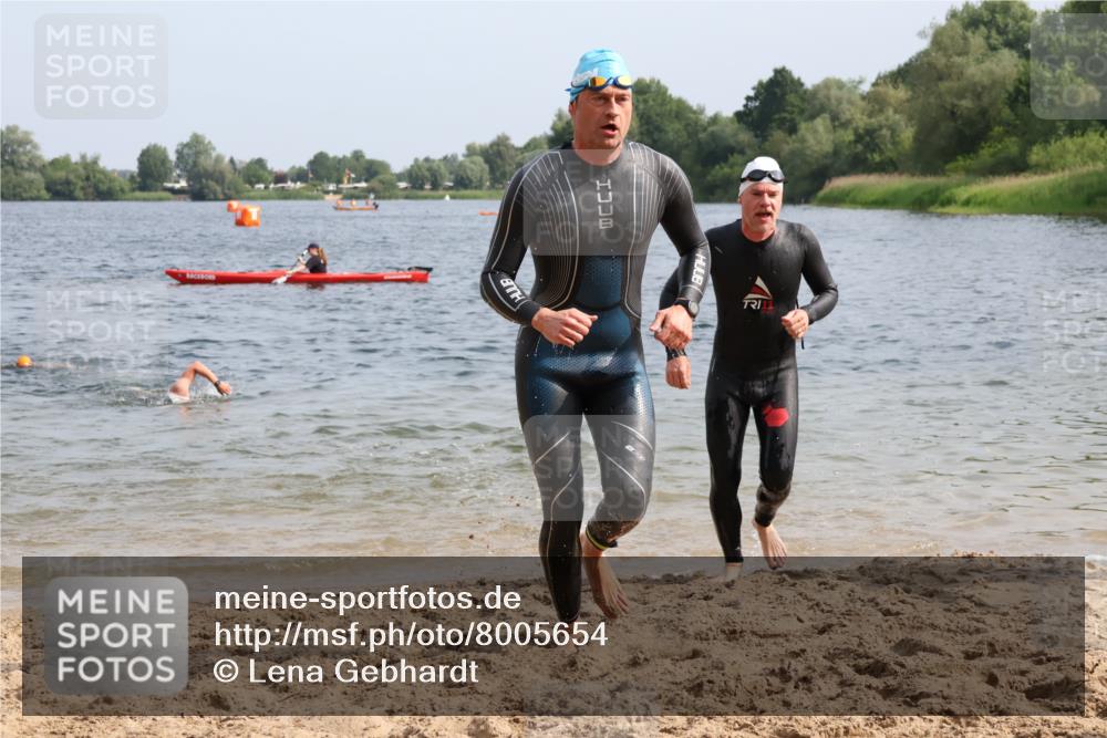 15.06.2025 - 27. Vierlanden-Triathlon Lena Gebhardt http://msf.ph/oto/8005654 15.06.2025 10:03:41 Schwimmen 377, 425, 432, 436, 439, 1398 meine-sportfotos.de