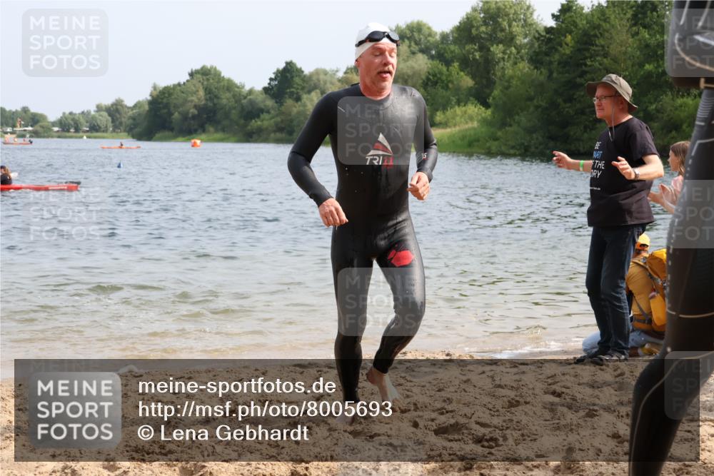 15.06.2025 - 27. Vierlanden-Triathlon Lena Gebhardt http://msf.ph/oto/8005693 15.06.2025 10:03:42 Schwimmen 377, 425, 432, 436, 439, 1398 meine-sportfotos.de
