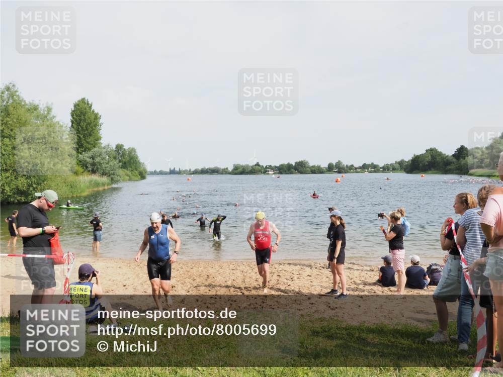 21.06.2025 - 27. Vierlanden-Triathlon MichiJ http://msf.ph/oto/8005699 15.06.2026 10:06:57 Schwimmen 131, 388, 396, 429, 467 meine-sportfotos.de