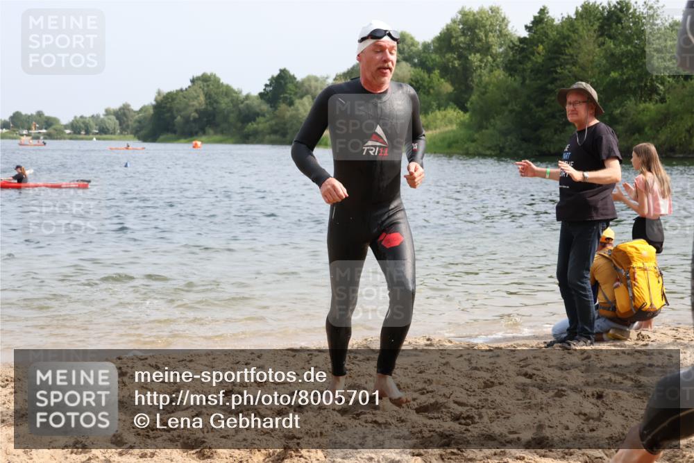 15.06.2025 - 27. Vierlanden-Triathlon Lena Gebhardt http://msf.ph/oto/8005701 15.06.2025 10:03:43 Schwimmen 377, 425, 432, 436, 439, 1398 meine-sportfotos.de