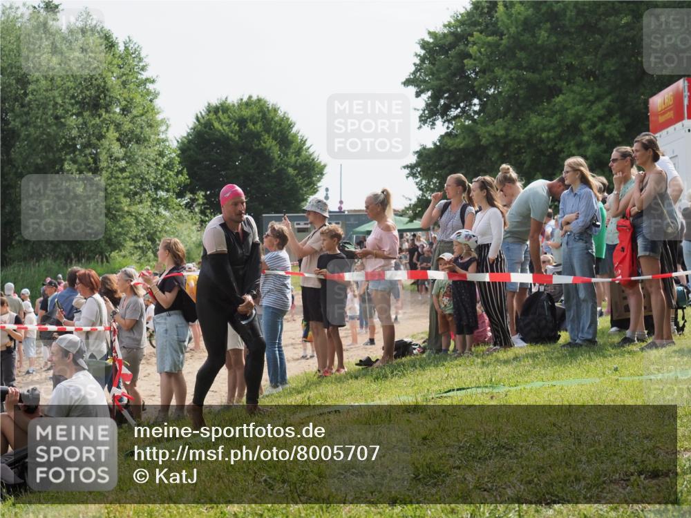 15.06.2025 - 27. Vierlanden-Triathlon KatJ http://msf.ph/oto/8005707 15.06.2025 10:04:43 Schwimmen 390, 404, 452 meine-sportfotos.de