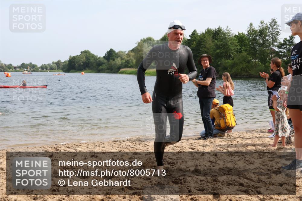 15.06.2025 - 27. Vierlanden-Triathlon Lena Gebhardt http://msf.ph/oto/8005713 15.06.2025 10:03:43 Schwimmen 377, 425, 432, 436, 439, 1398 meine-sportfotos.de