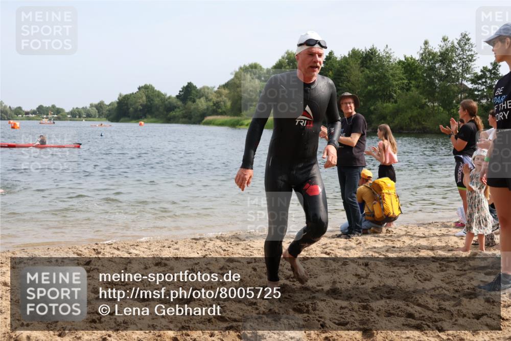 15.06.2025 - 27. Vierlanden-Triathlon Lena Gebhardt http://msf.ph/oto/8005725 15.06.2025 10:03:43 Schwimmen 377, 425, 432, 436, 439, 1398 meine-sportfotos.de