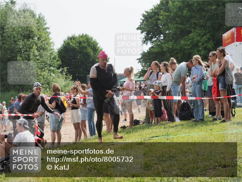 15.06.2025 - 27. Vierlanden-Triathlon KatJ http://msf.ph/oto/8005732 15.06.2025 10:04:43 Schwimmen 390, 404, 452 meine-sportfotos.de