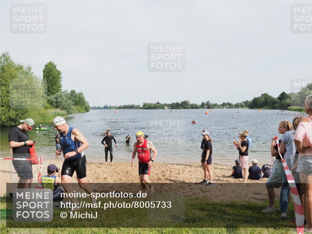 21.06.2025 - 27. Vierlanden-Triathlon MichiJ http://msf.ph/oto/8005733 15.06.2026 10:06:58 Schwimmen 131, 376, 396, 429, 467 meine-sportfotos.de