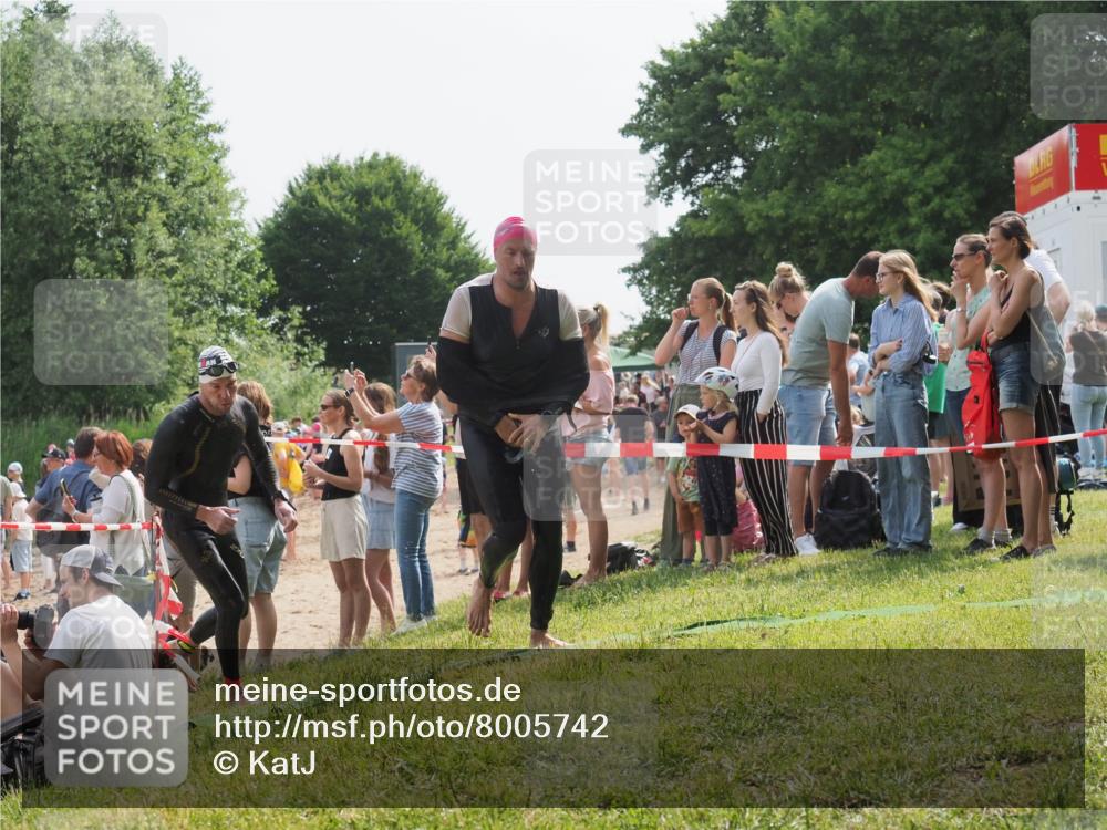 15.06.2025 - 27. Vierlanden-Triathlon KatJ http://msf.ph/oto/8005742 15.06.2025 10:04:43 Schwimmen 390, 404, 452 meine-sportfotos.de