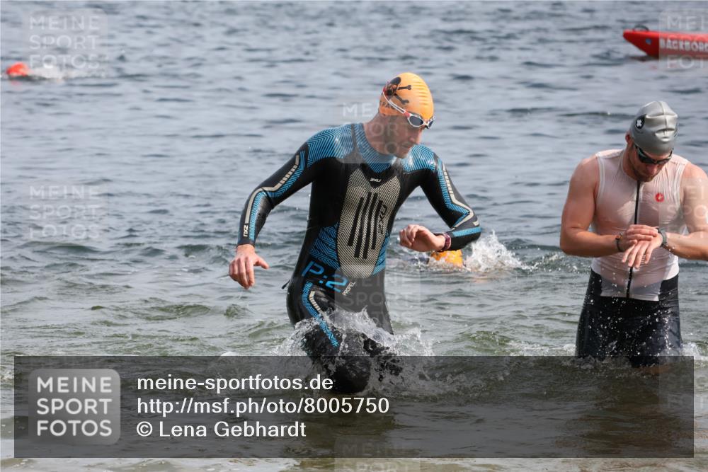 15.06.2025 - 27. Vierlanden-Triathlon Lena Gebhardt http://msf.ph/oto/8005750 15.06.2025 10:03:45 Schwimmen 377, 425, 432, 436, 439, 1398 meine-sportfotos.de