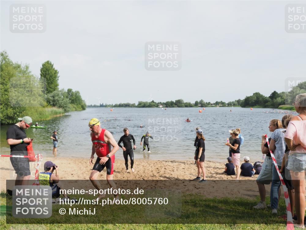 21.06.2025 - 27. Vierlanden-Triathlon MichiJ http://msf.ph/oto/8005760 15.06.2026 10:07:00 Schwimmen 131, 376, 396, 429, 462, 467 meine-sportfotos.de