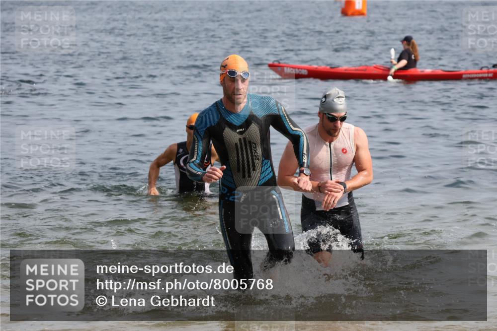 15.06.2025 - 27. Vierlanden-Triathlon Lena Gebhardt http://msf.ph/oto/8005768 15.06.2025 10:03:46 Schwimmen 377, 425, 427, 432, 436, 439, 1398 meine-sportfotos.de