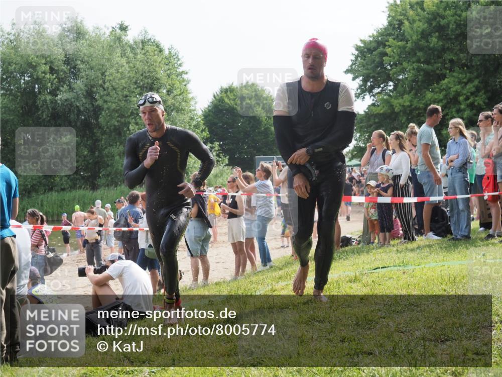 15.06.2025 - 27. Vierlanden-Triathlon KatJ http://msf.ph/oto/8005774 15.06.2025 10:04:45 Schwimmen 390, 404, 452 meine-sportfotos.de