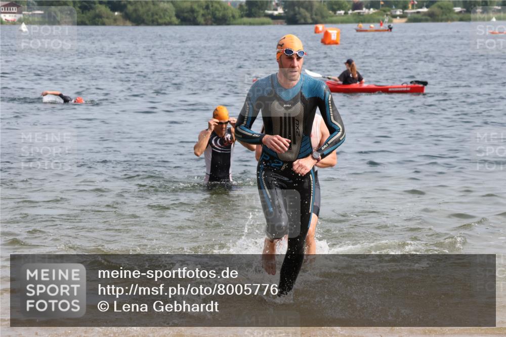15.06.2025 - 27. Vierlanden-Triathlon Lena Gebhardt http://msf.ph/oto/8005776 15.06.2025 10:03:47 Schwimmen 377, 415, 425, 427, 432, 436, 439, 1398 meine-sportfotos.de