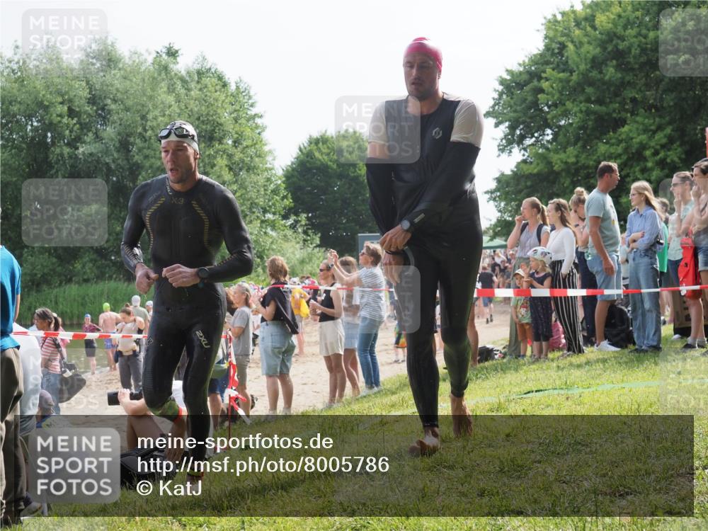 15.06.2025 - 27. Vierlanden-Triathlon KatJ http://msf.ph/oto/8005786 15.06.2025 10:04:45 Schwimmen 390, 404, 452 meine-sportfotos.de