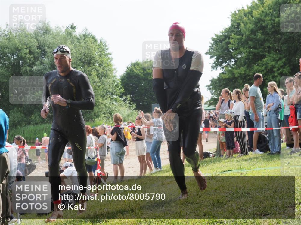 15.06.2025 - 27. Vierlanden-Triathlon KatJ http://msf.ph/oto/8005790 15.06.2025 10:04:45 Schwimmen 390, 404, 452 meine-sportfotos.de