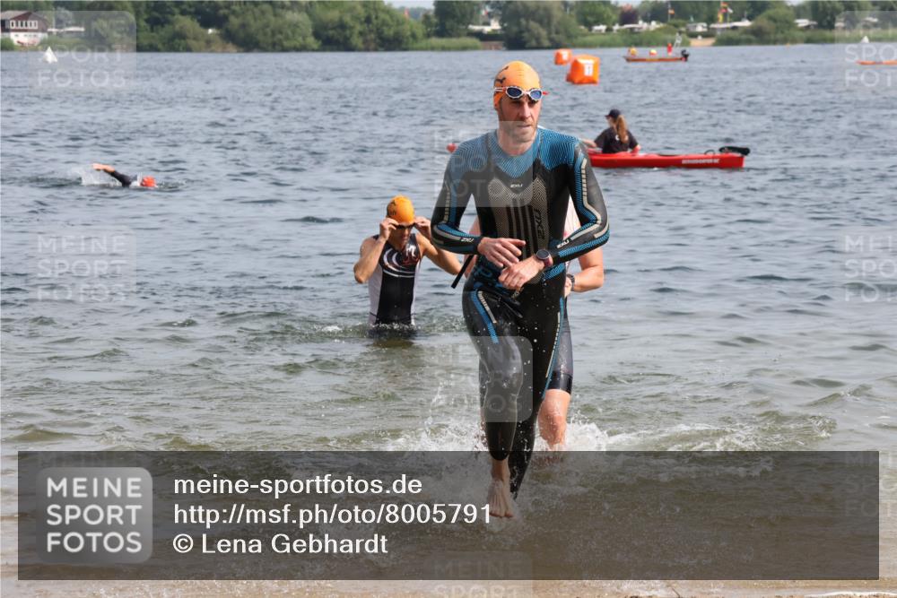 15.06.2025 - 27. Vierlanden-Triathlon Lena Gebhardt http://msf.ph/oto/8005791 15.06.2025 10:03:47 Schwimmen 377, 415, 425, 427, 432, 436, 439, 1398 meine-sportfotos.de