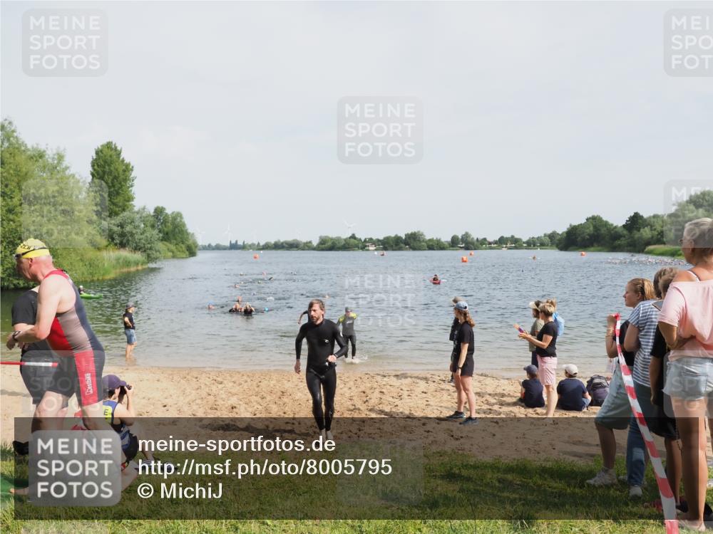 21.06.2025 - 27. Vierlanden-Triathlon MichiJ http://msf.ph/oto/8005795 15.06.2026 10:07:01 Schwimmen 131, 376, 429, 462, 467 meine-sportfotos.de