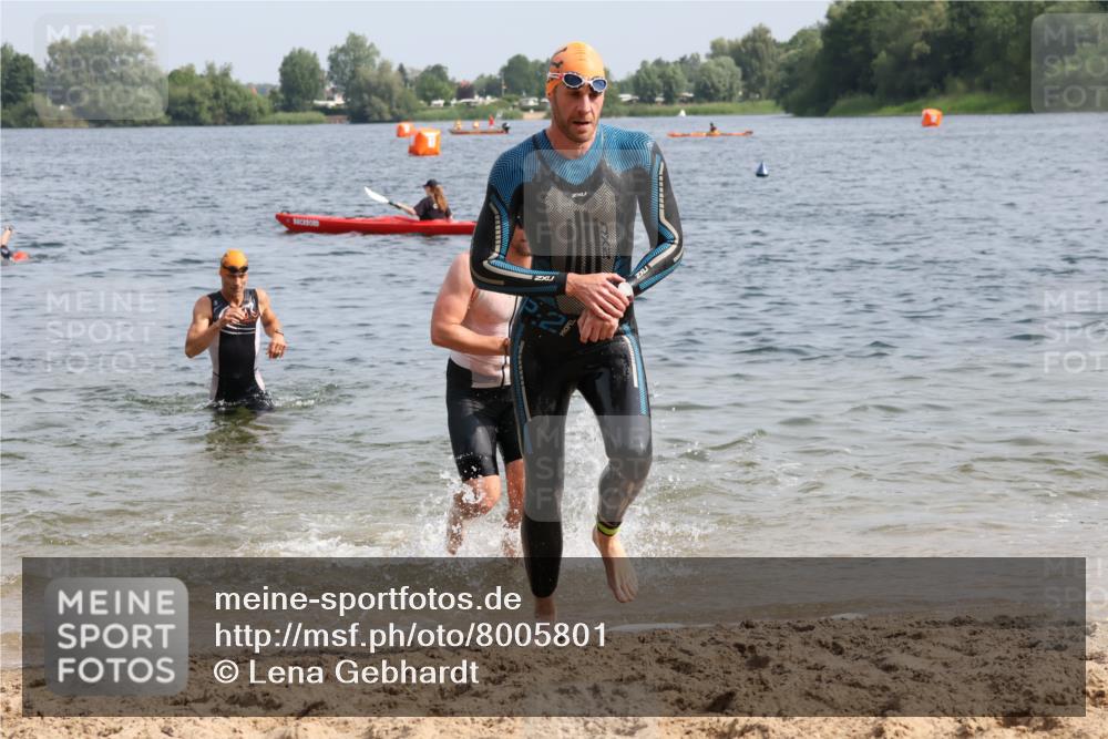 15.06.2025 - 27. Vierlanden-Triathlon Lena Gebhardt http://msf.ph/oto/8005801 15.06.2025 10:03:48 Schwimmen 377, 415, 425, 427, 432, 436, 439, 1398 meine-sportfotos.de