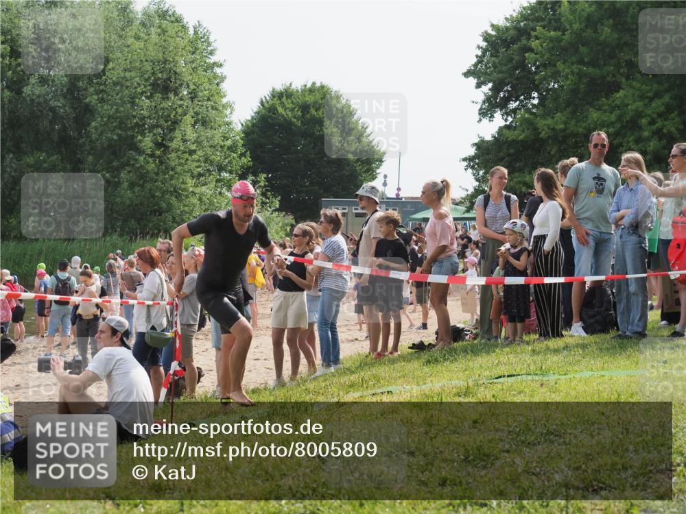 15.06.2025 - 27. Vierlanden-Triathlon KatJ http://msf.ph/oto/8005809 15.06.2025 10:04:54 Schwimmen 389, 390, 400 meine-sportfotos.de