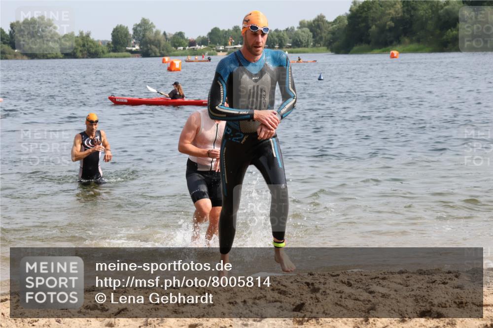 15.06.2025 - 27. Vierlanden-Triathlon Lena Gebhardt http://msf.ph/oto/8005814 15.06.2025 10:03:48 Schwimmen 377, 415, 425, 427, 432, 436, 439, 1398 meine-sportfotos.de