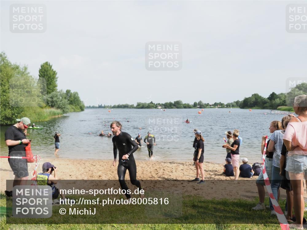 21.06.2025 - 27. Vierlanden-Triathlon MichiJ http://msf.ph/oto/8005816 15.06.2026 10:07:01 Schwimmen 131, 376, 429, 462, 467 meine-sportfotos.de
