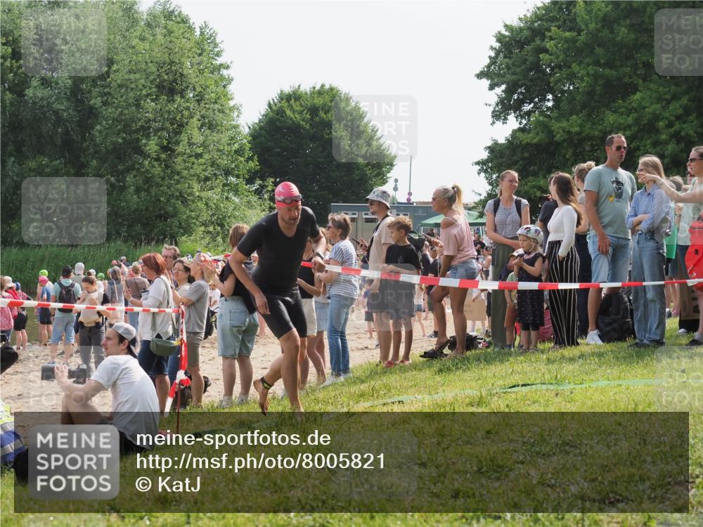 15.06.2025 - 27. Vierlanden-Triathlon KatJ http://msf.ph/oto/8005821 15.06.2025 10:04:54 Schwimmen 389, 390, 400 meine-sportfotos.de