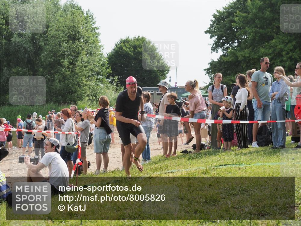15.06.2025 - 27. Vierlanden-Triathlon KatJ http://msf.ph/oto/8005826 15.06.2025 10:04:54 Schwimmen 389, 390, 400 meine-sportfotos.de