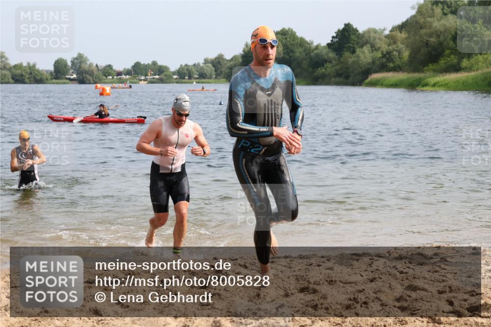 15.06.2025 - 27. Vierlanden-Triathlon Lena Gebhardt http://msf.ph/oto/8005828 15.06.2025 10:03:49 Schwimmen 377, 415, 425, 427, 432, 436, 439, 1398 meine-sportfotos.de