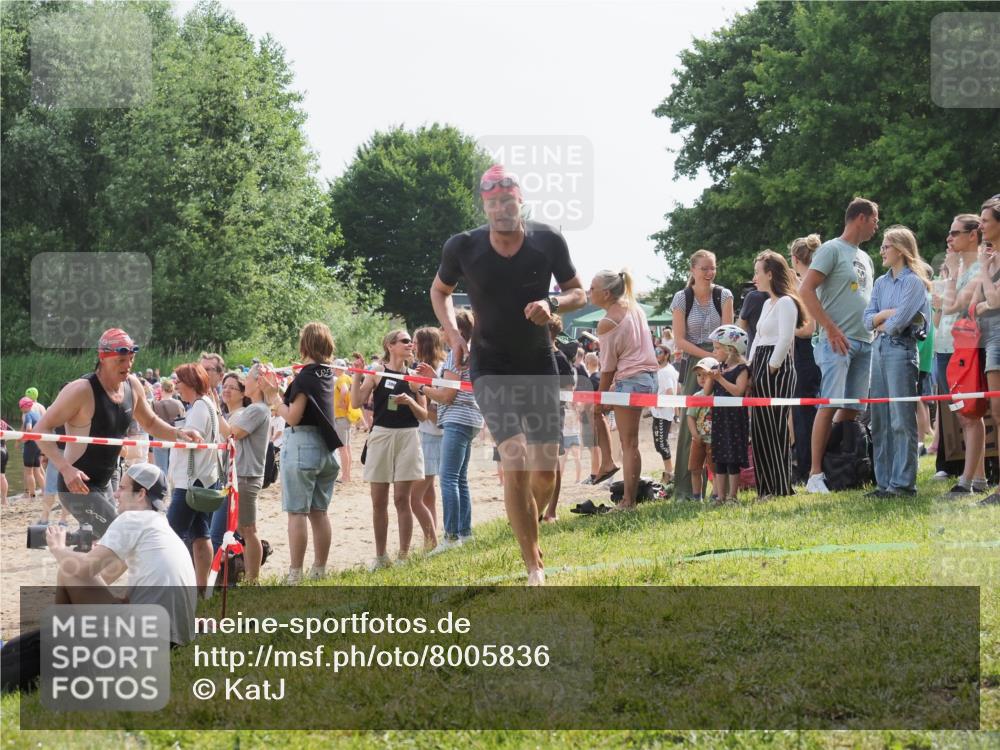 15.06.2025 - 27. Vierlanden-Triathlon KatJ http://msf.ph/oto/8005836 15.06.2025 10:04:55 Schwimmen 389, 400 meine-sportfotos.de