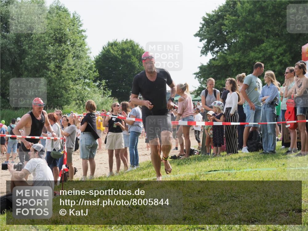 15.06.2025 - 27. Vierlanden-Triathlon KatJ http://msf.ph/oto/8005844 15.06.2025 10:04:55 Schwimmen 389, 400 meine-sportfotos.de