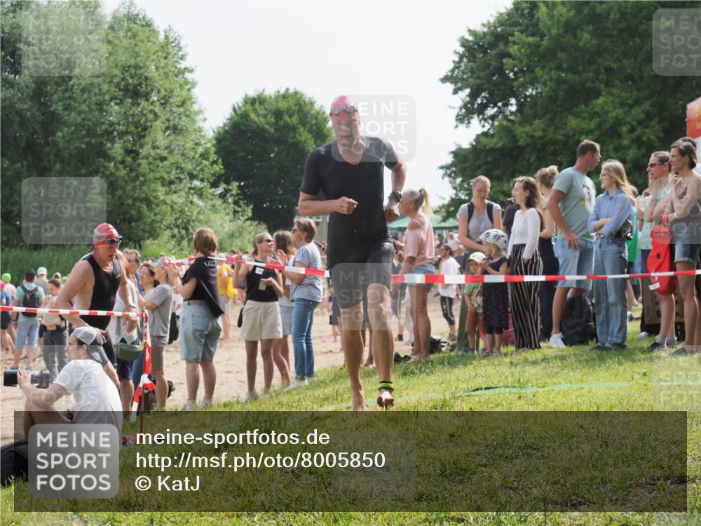 15.06.2025 - 27. Vierlanden-Triathlon KatJ http://msf.ph/oto/8005850 15.06.2025 10:04:55 Schwimmen 389, 400 meine-sportfotos.de