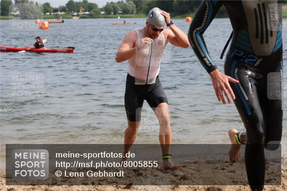 15.06.2025 - 27. Vierlanden-Triathlon Lena Gebhardt http://msf.ph/oto/8005855 15.06.2025 10:03:50 Schwimmen 377, 415, 425, 427, 432, 436, 439, 1398 meine-sportfotos.de