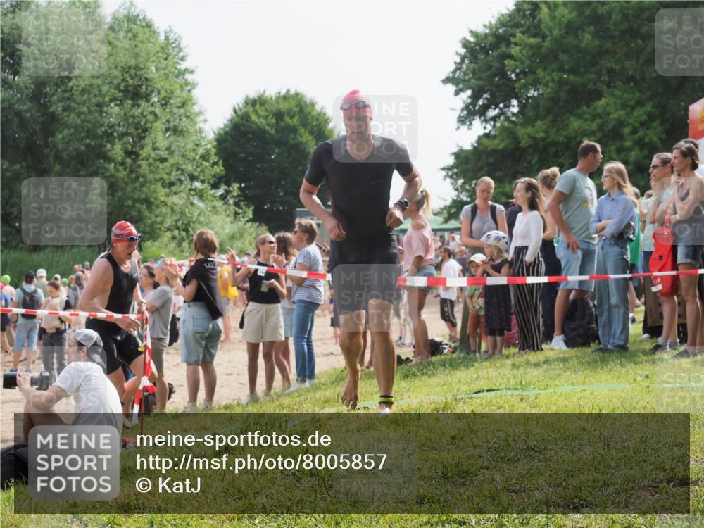 15.06.2025 - 27. Vierlanden-Triathlon KatJ http://msf.ph/oto/8005857 15.06.2025 10:04:55 Schwimmen 389, 400 meine-sportfotos.de