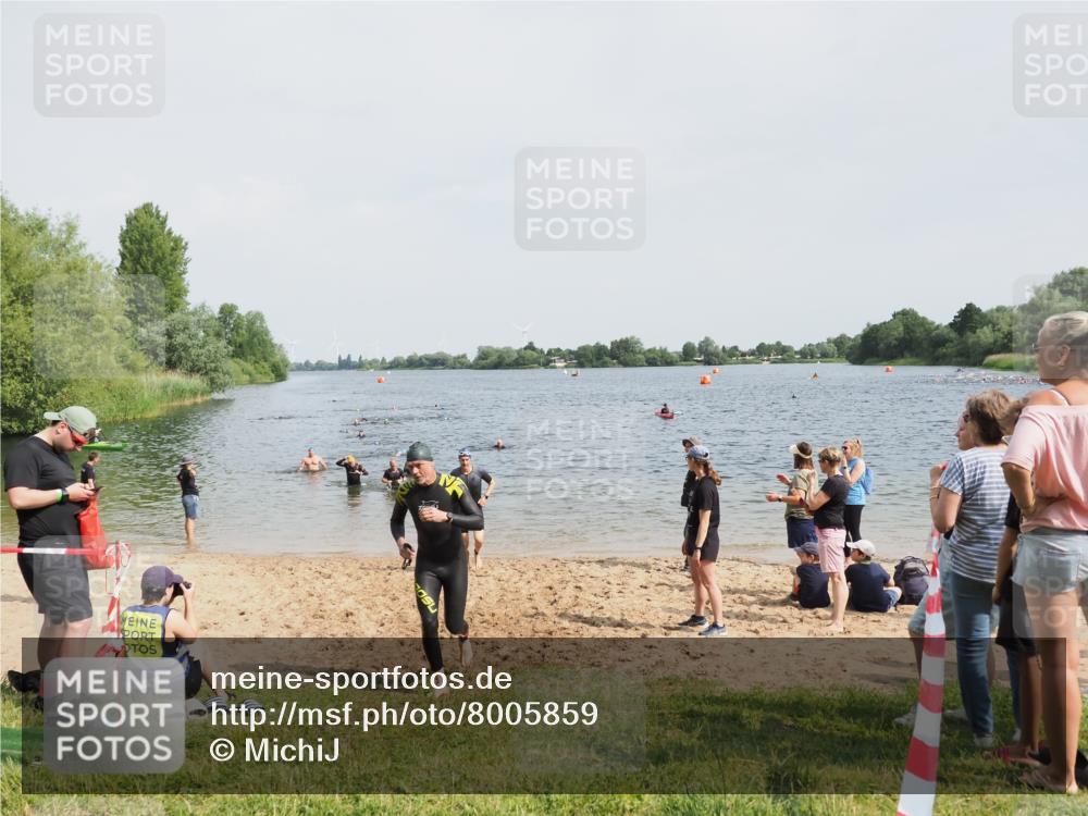 21.06.2025 - 27. Vierlanden-Triathlon MichiJ http://msf.ph/oto/8005859 15.06.2026 10:07:06 Schwimmen 131, 376, 429, 462 meine-sportfotos.de