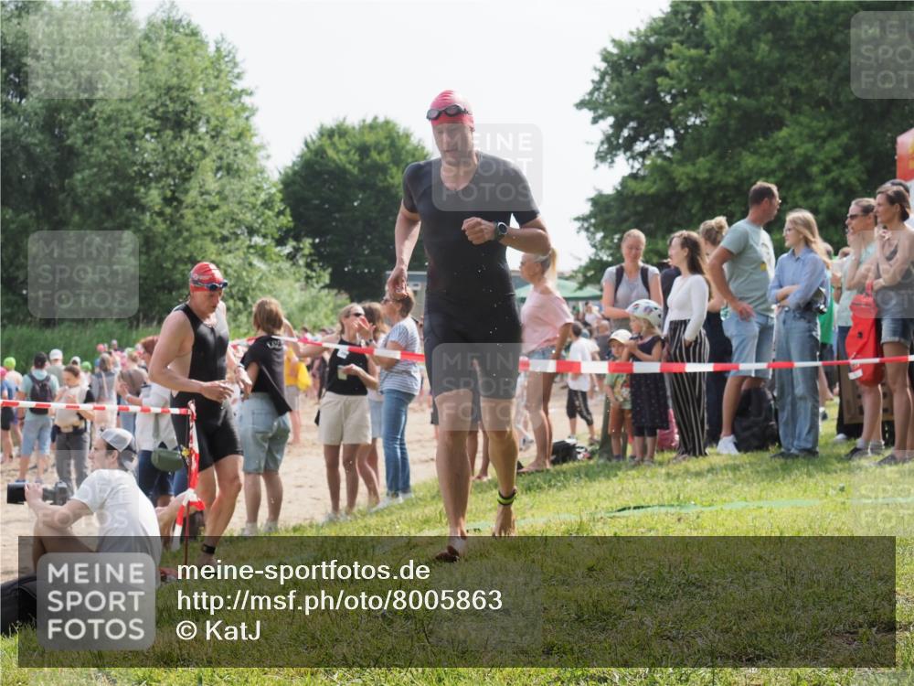 15.06.2025 - 27. Vierlanden-Triathlon KatJ http://msf.ph/oto/8005863 15.06.2025 10:04:55 Schwimmen 389, 400 meine-sportfotos.de