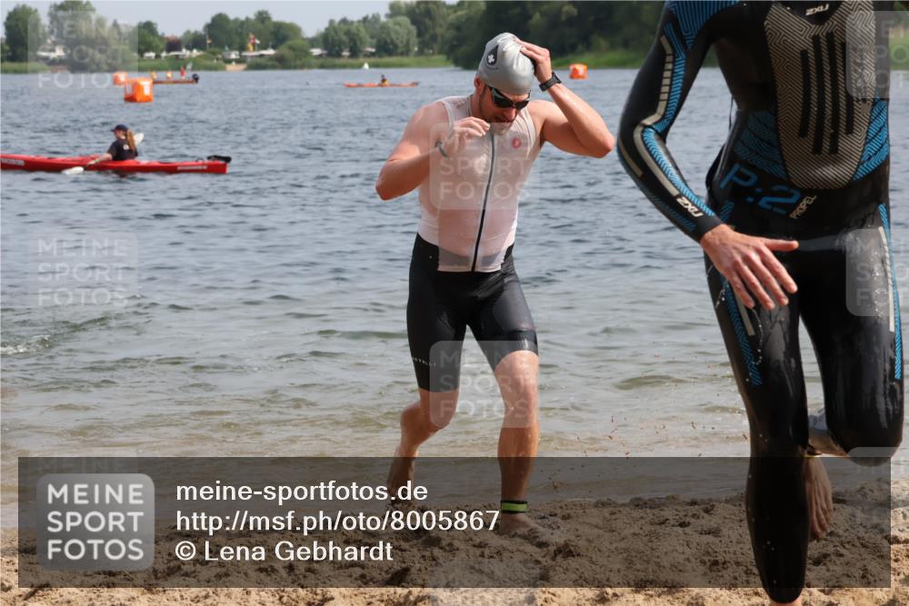 15.06.2025 - 27. Vierlanden-Triathlon Lena Gebhardt http://msf.ph/oto/8005867 15.06.2025 10:03:50 Schwimmen 377, 415, 425, 427, 432, 436, 439, 1398 meine-sportfotos.de
