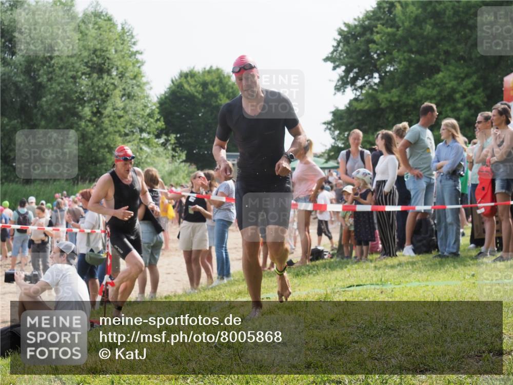 15.06.2025 - 27. Vierlanden-Triathlon KatJ http://msf.ph/oto/8005868 15.06.2025 10:04:55 Schwimmen 389, 400 meine-sportfotos.de