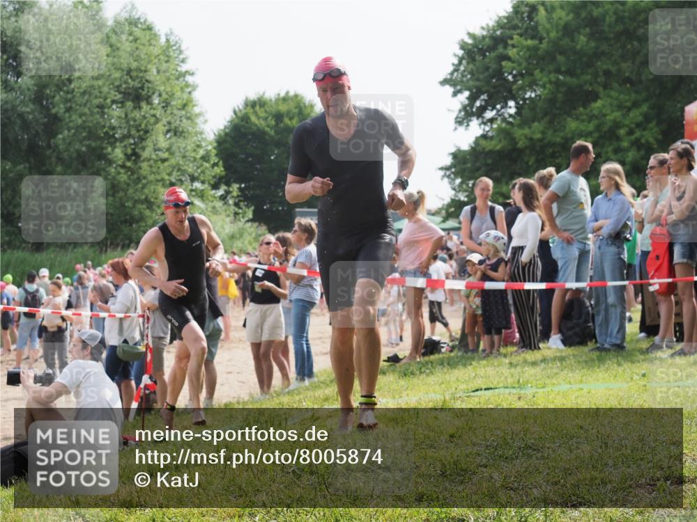 15.06.2025 - 27. Vierlanden-Triathlon KatJ http://msf.ph/oto/8005874 15.06.2025 10:04:56 Schwimmen 389, 400 meine-sportfotos.de