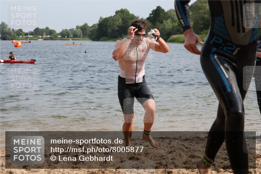 15.06.2025 - 27. Vierlanden-Triathlon Lena Gebhardt http://msf.ph/oto/8005877 15.06.2025 10:03:50 Schwimmen 377, 415, 425, 427, 432, 436, 439, 1398 meine-sportfotos.de