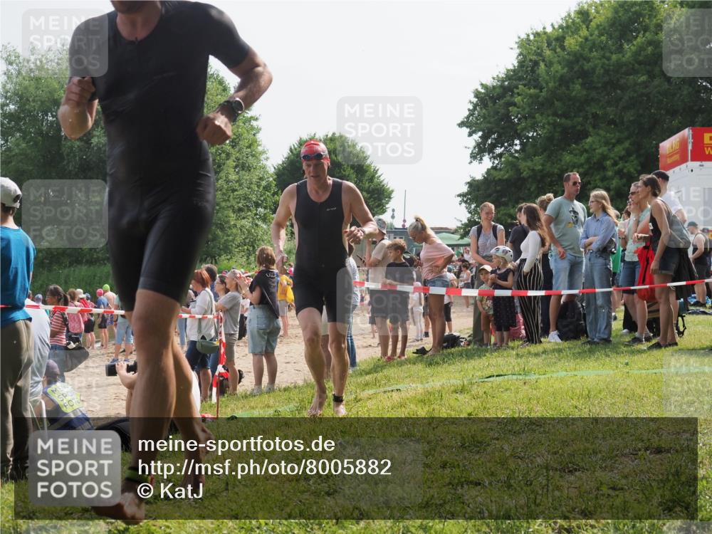 15.06.2025 - 27. Vierlanden-Triathlon KatJ http://msf.ph/oto/8005882 15.06.2025 10:04:57 Schwimmen 389, 400 meine-sportfotos.de