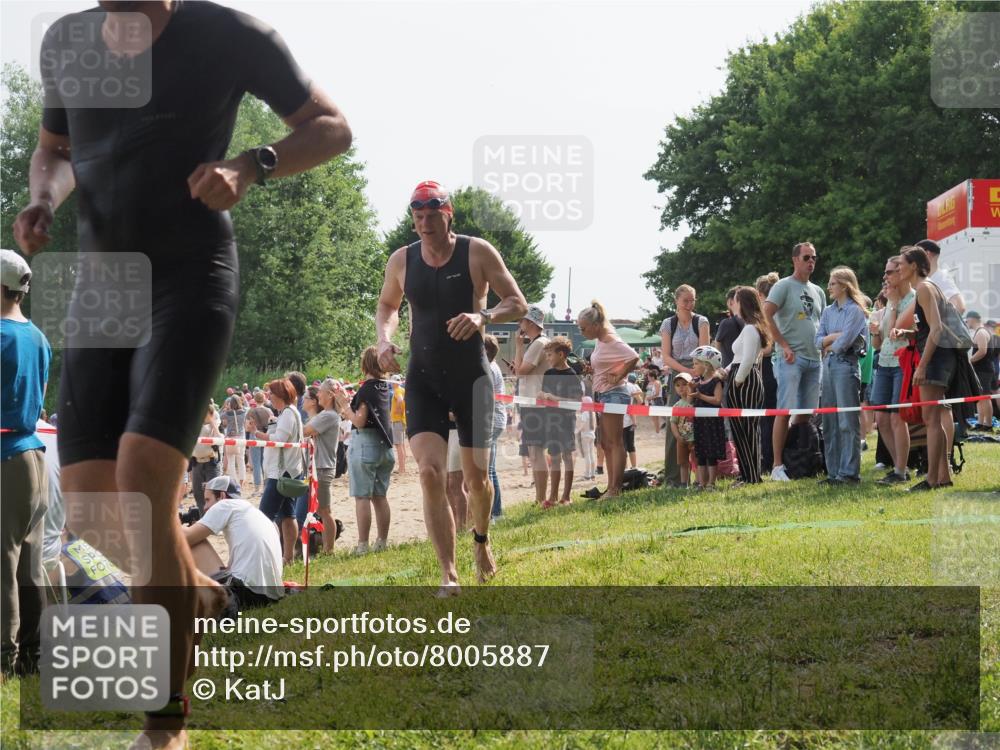 15.06.2025 - 27. Vierlanden-Triathlon KatJ http://msf.ph/oto/8005887 15.06.2025 10:04:57 Schwimmen 389, 400 meine-sportfotos.de