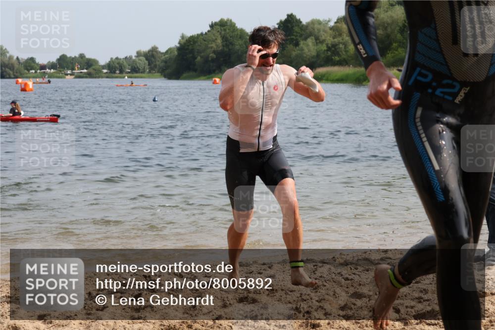 15.06.2025 - 27. Vierlanden-Triathlon Lena Gebhardt http://msf.ph/oto/8005892 15.06.2025 10:03:50 Schwimmen 377, 415, 425, 427, 432, 436, 439, 1398 meine-sportfotos.de